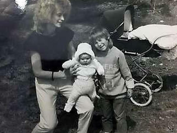 Emma mit ihrer Mutter und ihrer kleinen Schwester Sally. 