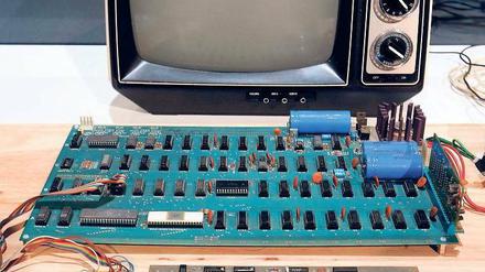 Der Apple I wurde als reine Platine verkauft. Um Tastatur und Bildschirm musste sich der Besitzer selbst kümmern. Foto: dpa