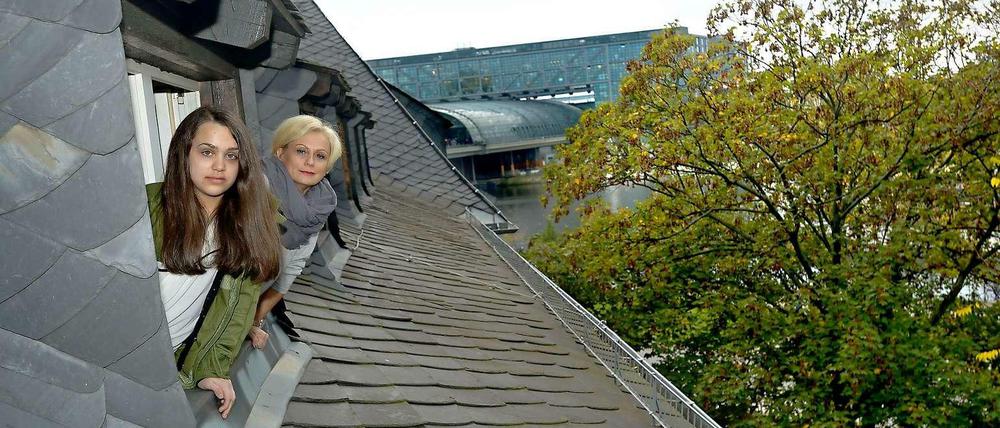 Emmas Mutter hatte ein mulmiges Gefühl beim ersten Überqueren der Mauer. Würde sie wirklich wieder zurückkommen können?