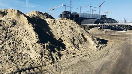Am Aushub verhoben. Der Sand im Tierpark stammt aus den Baugruben um den Hauptbahnhof. Die Entsorgung soll mehr als zwei Millionen Euro kosten.