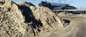 Am Aushub verhoben. Der Sand im Tierpark stammt aus den Baugruben um den Hauptbahnhof. Die Entsorgung soll mehr als zwei Millionen Euro kosten.
