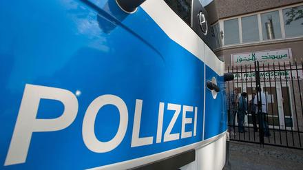 Ein Polizeiauto vor der al-Nur-Moschee. Sie ist berüchtigt dafür, dass hier häufig radikale islamische Thesen gepredigt werden.