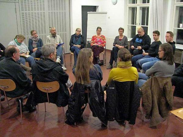 Diskussionsrunde, die offensichtlich nur recht wenige Anwohner interessierte.