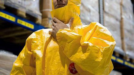 Schutz aus Fernost. Die baden-württembergische Firma Dach lässt ihre Anzüge in Asien produzieren. 