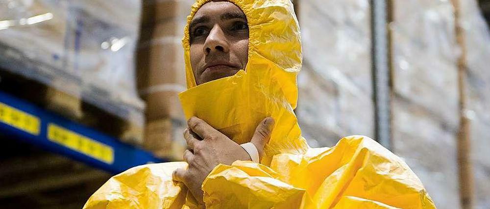 Schutz aus Fernost. Die baden-württembergische Firma Dach lässt ihre Anzüge in Asien produzieren.