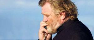 Dorfpriester Lavelle (Brendan Gleeson) nimmt die Beichte schon mal fernmündlich ab. 