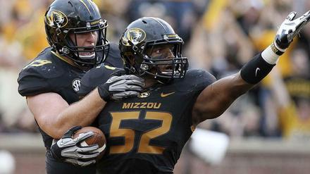 Michael Sam (r.) jubelt im Trikot der Universität von Missouri nach einem Touchdown. 