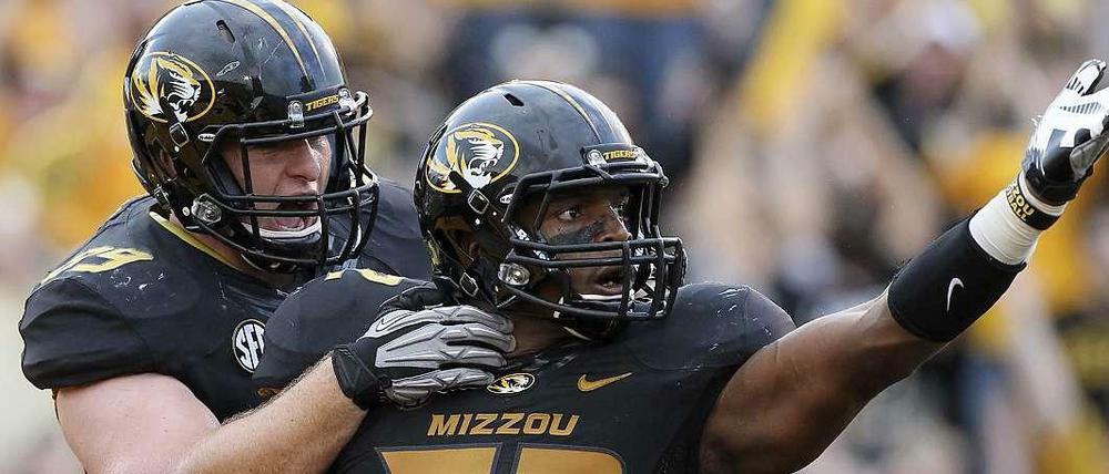 Michael Sam (r.) jubelt im Trikot der Universität von Missouri nach einem Touchdown.