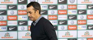 Vorläufig das letzte Mal vor der Wand der Werder-Sponsoren: Robin Dutt bei Werder Bremen nach der 0:1-Niederlage gegen Aufsteiger Köln entlassen.