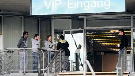 Unfreiwillige Stadionbesucher. Syrische Flüchtlinge warten vor dem Olympiastadion. Dort werden sie aus Mangel an Alternativen untergebracht.