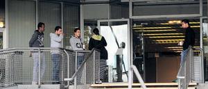 Unfreiwillige Stadionbesucher. Syrische Flüchtlinge warten vor dem Olympiastadion. Dort werden sie aus Mangel an Alternativen untergebracht.