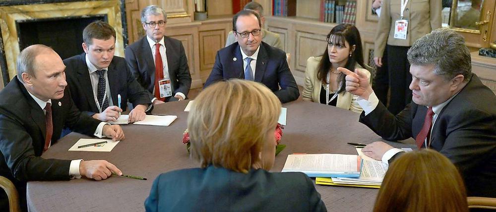 Poroschenko und Putin bei Gipfelgesprächen in Mailand.