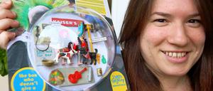 Dorit Bialer und eine Packung voller Klischees - seit drei Jahren bastelt sie typische Berliner aus Playmobilfiguren.
