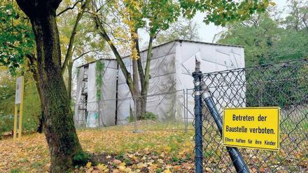 Bis hierhin und nicht weiter. An diesem Zaun entzündete sich der Streit um den Park der Villa Henckel. Im Hintergrund das in Bauplanen eingepackte historische Gebäude.