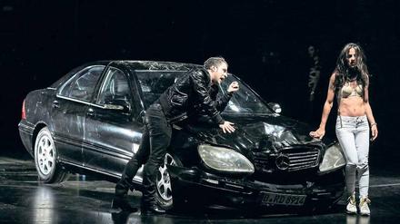 Crash den Mythos. Sesede Terziyan als Kriemhild und Dimitrij Schaad als Hagen auf Spritztour. Foto: Eventpress Hoensch