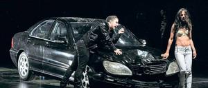 Crash den Mythos. Sesede Terziyan als Kriemhild und Dimitrij Schaad als Hagen auf Spritztour. Foto: Eventpress Hoensch