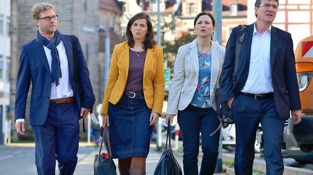 Die Verhandlungsgruppe von Bündnis 90/Die Grünen mit Dirk Adams (l-r), Katrin Göring-Eckardt, Anja Siegesmund und Dieter Lauinger 
