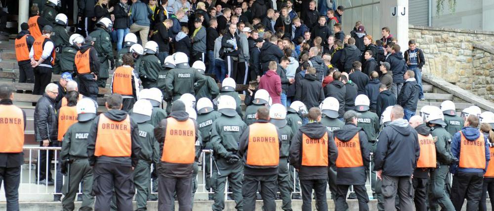 Randale: Die Partie zwischen Borussia Dortmund II und Hansa Rostock musste verschoben werden.