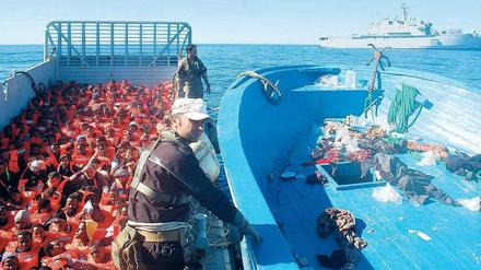 Geraten Flüchtlinge in Seenot, gibt der Priester Mussie Zerai die GPS-Daten des Bootes an die italienische Küstenwache weiter. Seit dem Unglück vor Lampedusa 2013 habe die Marine immer reagiert.