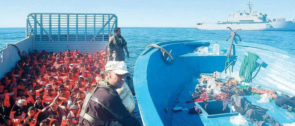 Geraten Flüchtlinge in Seenot, gibt der Priester Mussie Zerai die GPS-Daten des Bootes an die italienische Küstenwache weiter. Seit dem Unglück vor Lampedusa 2013 habe die Marine immer reagiert.