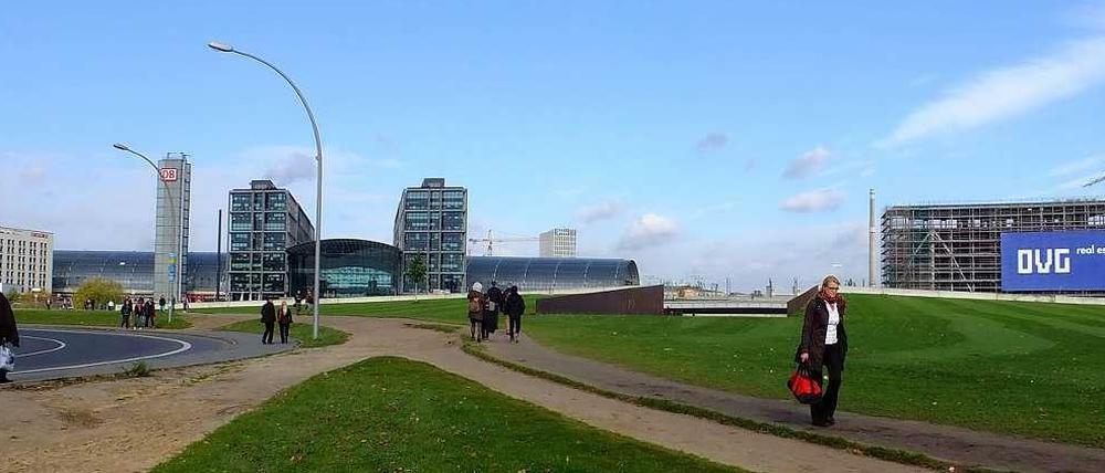 Noch sind um den Hauptbahnhof jede Menge freie Flächen zu sehen, doch wird das nicht lange so bleiben. Hier, auf der südlichen Bahnhofsseite, entsteht ein riesiges neues Stadtviertel.
