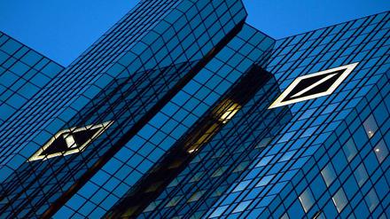 Die Deutsche Bank hat viel Geld für Rechtstreitigkeiten um Zins- und Devisenmanipulationen zurückgestellt.
