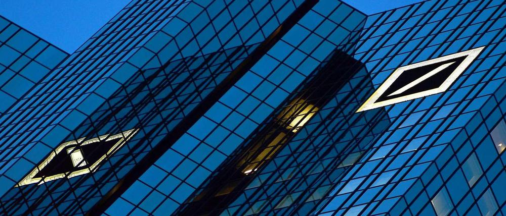 Die Deutsche Bank hat viel Geld für Rechtstreitigkeiten um Zins- und Devisenmanipulationen zurückgestellt.