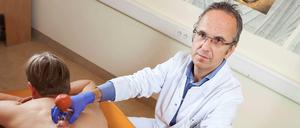 Andreas Michalsen bei der Arbeit.