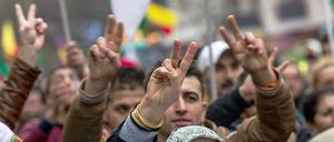 Mehrere hundert Menschen demonstrierten am Sonntag in Kreuzberg und Neukölln gegen den IS-Terror.