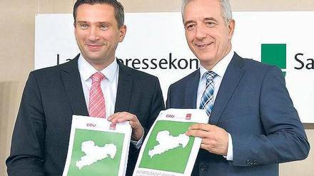 Ministerpräsident Stanislaw Tillich (rechts) und SPD-Verhandlungsführer Martin Dulig.