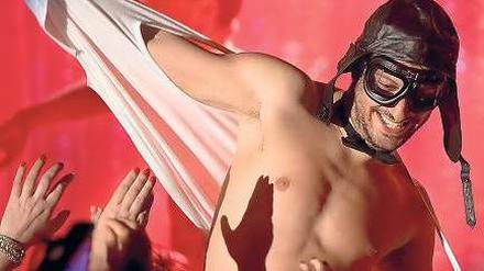 Gleich gibt’s eine Überraschung. Ali (Fahri Yardim) ist gezwungen worden, bei einer Stripshow im „Safari“ mitzumachen, nicht ahnend, dass seine Frau im Publikum ist.