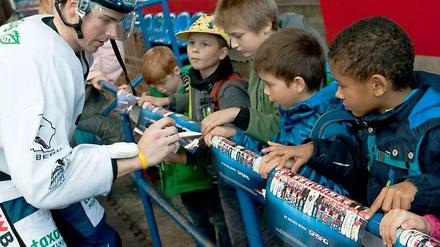 Autogramme von Marcel Noebels sind beliebt bei den Fans - zumindest in Berlin.