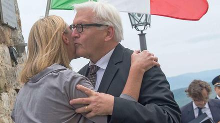 Herzliches Einvernehmen: Außenminister Steinmeier und seine damalige italienische Kollegin Federica Mogherini im Sommer in Civitella, dem Ort eines deutschen Massakers 1944.
