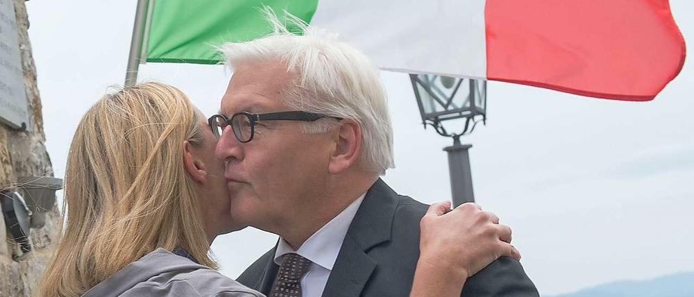 Herzliches Einvernehmen: Außenminister Steinmeier und seine damalige italienische Kollegin Federica Mogherini im Sommer in Civitella, dem Ort eines deutschen Massakers 1944.