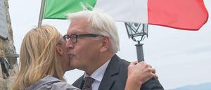 Herzliches Einvernehmen: Außenminister Steinmeier und seine damalige italienische Kollegin Federica Mogherini im Sommer in Civitella, dem Ort eines deutschen Massakers 1944.