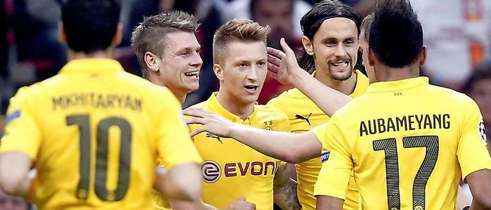 Im Mittelpunkt: Dortmunds Marco Reus feiert seinen Treffer zum 3:0.