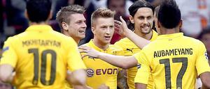 Im Mittelpunkt: Dortmunds Marco Reus feiert seinen Treffer zum 3:0.