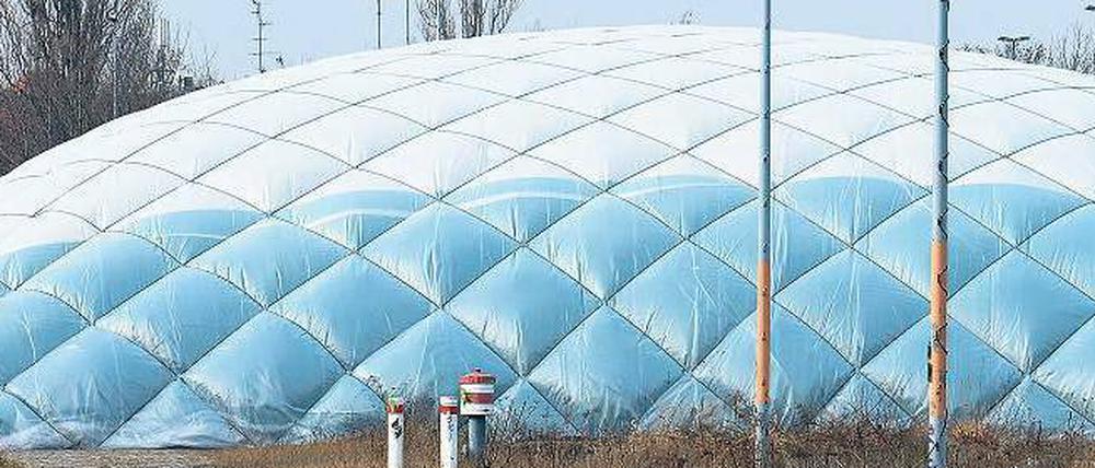 Warm und trocken. Diese Traglufthalle am Güterbahnhof Wilmersdorf dient Obdachlosen als Winterquartier. Auch Flüchtlinge sollen temporär dort unterkommen.