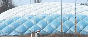 Warm und trocken. Diese Traglufthalle am Güterbahnhof Wilmersdorf dient Obdachlosen als Winterquartier. Auch Flüchtlinge sollen temporär dort unterkommen. 