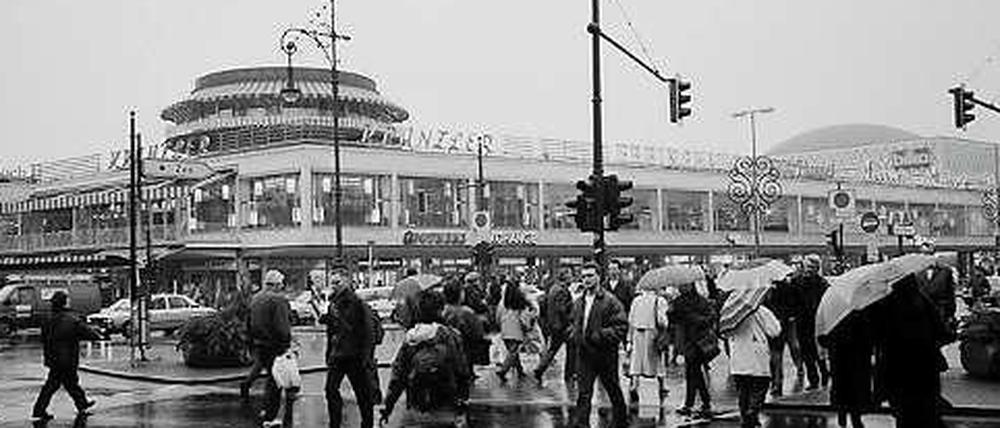 Das Kranzler-Eck 1994. Erst sechs Jahre später wurde daraus das „Neue Kranzler-Eck“ mit dem rund 60 Meter hohen Glaspalast des Architekten Helmut Jahn.