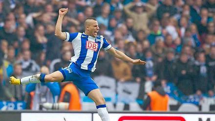Änis Ben-Hatira von Hertha BSC bejubelt ein Tor gegen den Hamburger SV im Olympiastadion in Berlin.