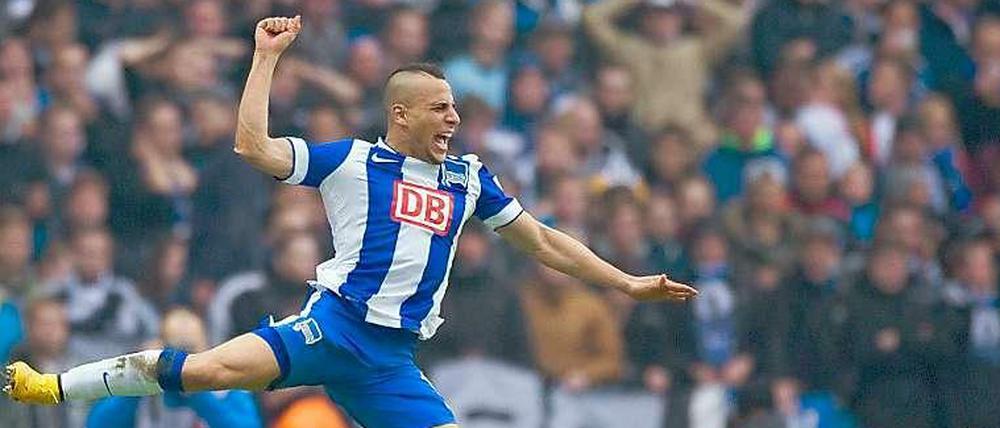 Änis Ben-Hatira von Hertha BSC bejubelt ein Tor gegen den Hamburger SV im Olympiastadion in Berlin.