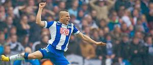 Änis Ben-Hatira von Hertha BSC bejubelt ein Tor gegen den Hamburger SV im Olympiastadion in Berlin.
