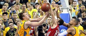 Wer packt schneller zu? Albas Leon Radosevic (l.) beim Kampf um den Ball.