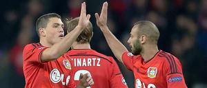 Hand drauf: Leverkusens Torschütze Kyriakis Papadopoulos (links) und Ömer Toprak feiern den Sieg.