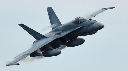 Ein Kampfflugzeug vom Typ CF-18 Hornet der kanadischen Luftwaffe.