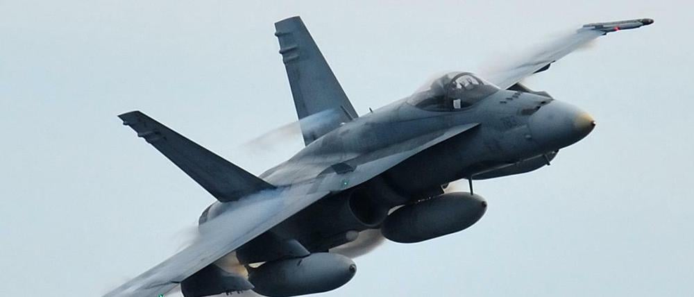 Ein Kampfflugzeug vom Typ CF-18 Hornet der kanadischen Luftwaffe.