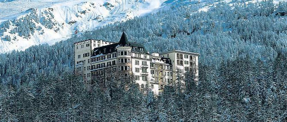 Wie eine Festung liegt das Waldhaus – eines der ungewöhnlichsten Hotels der Schweiz – vor der Bergkulisse. 