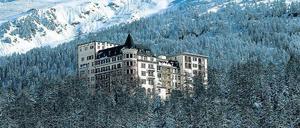 Wie eine Festung liegt das Waldhaus – eines der ungewöhnlichsten Hotels der Schweiz – vor der Bergkulisse.