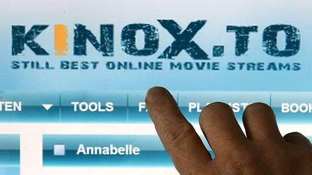 Website mit Raubkopien. Bei einer Razzia wurde jetzt nach vier hauptverdächtigen Betreibern von kinox.to gesucht. Zwei Männer wurden verhaftet, nach zwei weiteren wird europaweit gefahndet. 